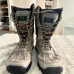 Women’s 8 UGG Adirondack II Vibram Gray and Black Lace-Up Boots Waterproof